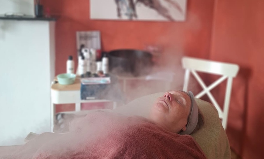 Image 2: Ontspannende gelaatsverzorging die huid én geest tot rust brengt