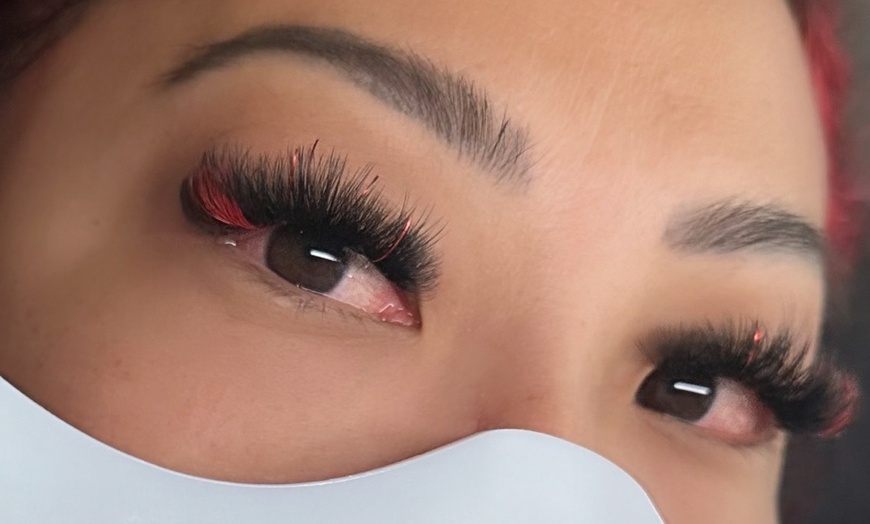 Image 7: Choose Your Perfect Lash Style: Volume or Hybrid Eyelash Extension Set