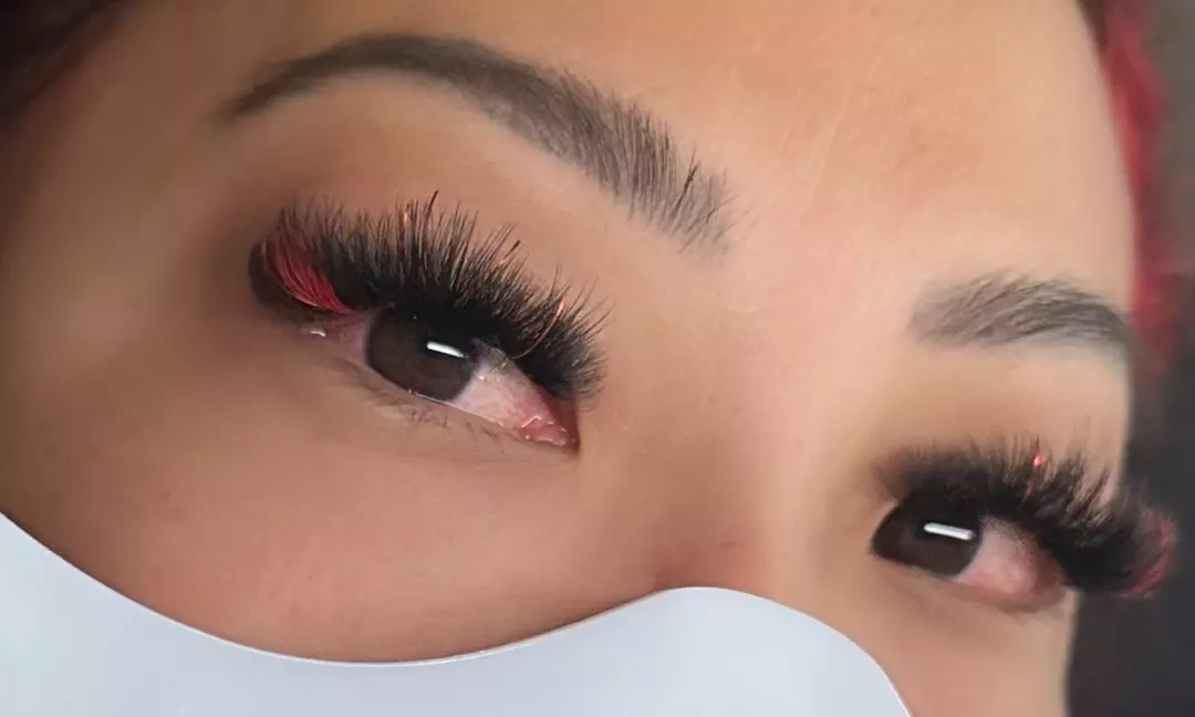 Choose Your Perfect Lash Style: Volume or Hybrid Eyelash Extension Set