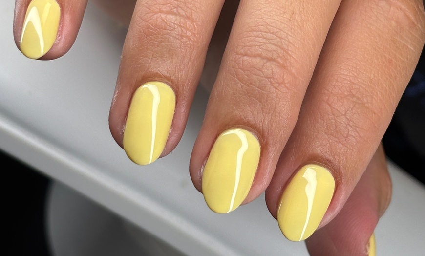 Image 9: Pose gel, vernis semi-permanent ou sur ongles naturels chez MStudio
