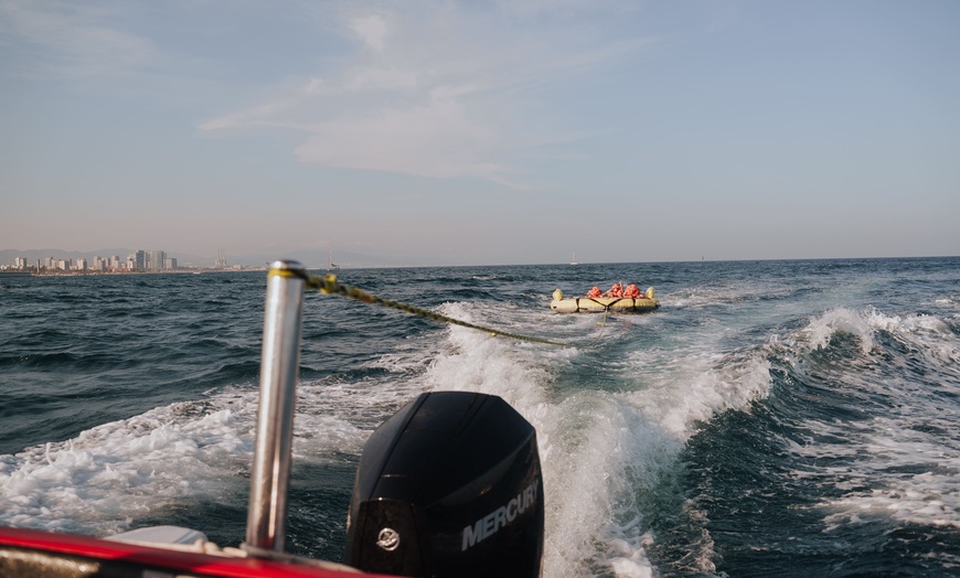 Image 2: Diversión acuática para 2, 4 o 6: banana boat, crazy sofa o sting ray