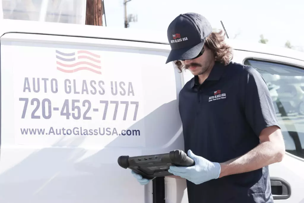 Windshield Replacement with FREE Windshield Wipers / Chip Repair