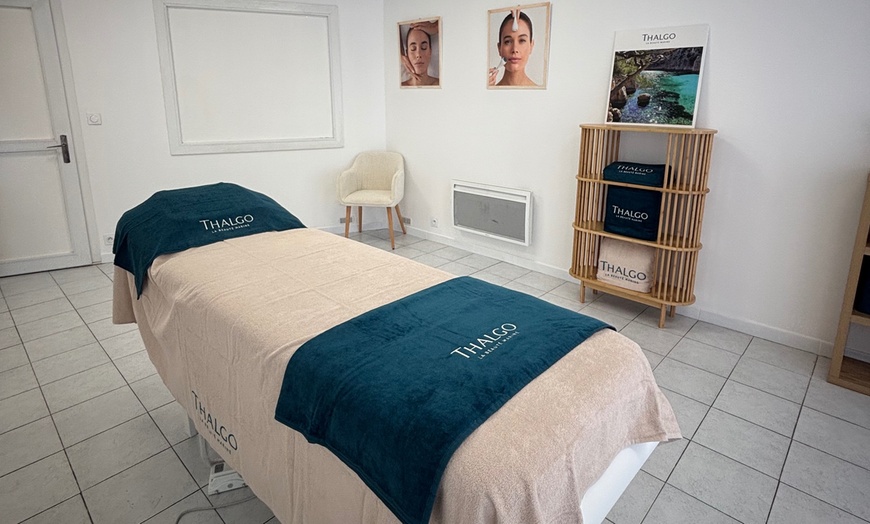 Image 1: Escale bien-être au choix : massage californien ou express