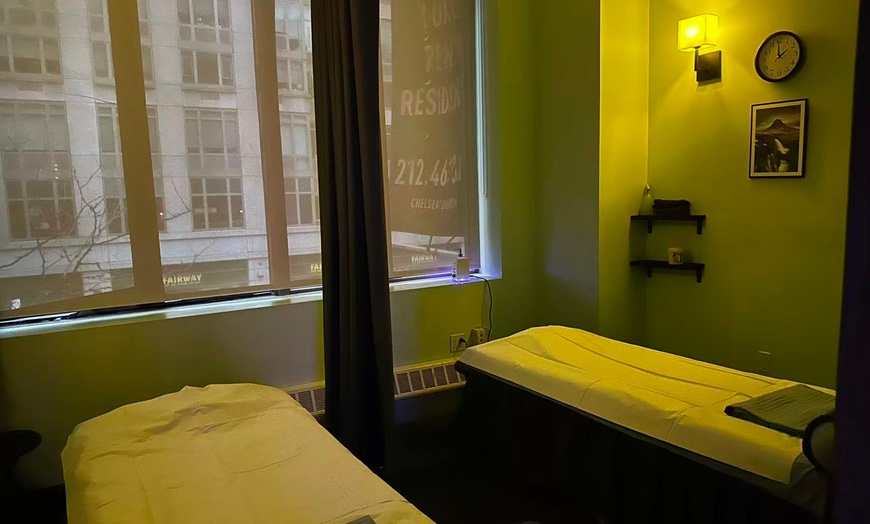 Image 2: One 60 or 90-Minute Couples Massage Experience