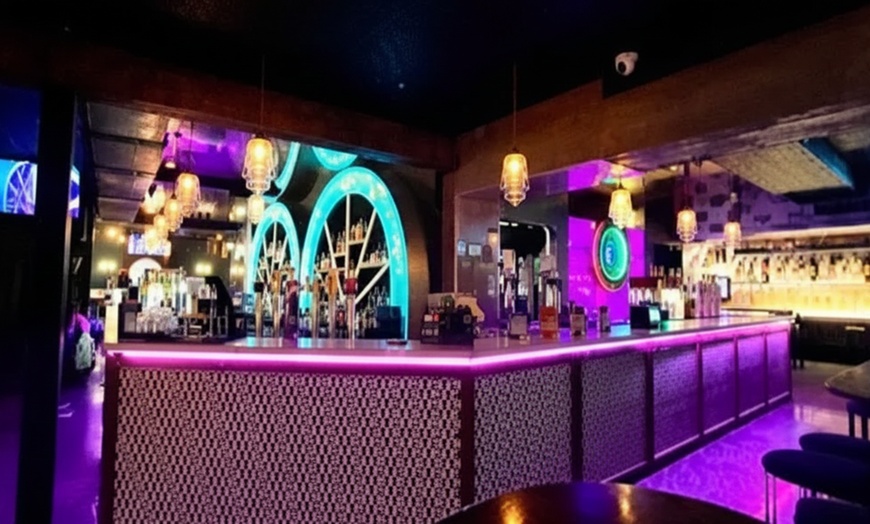 Image 1: Three Hours Unlimited Game Pass w/ One Beer/Wine + Pizza & Chicken