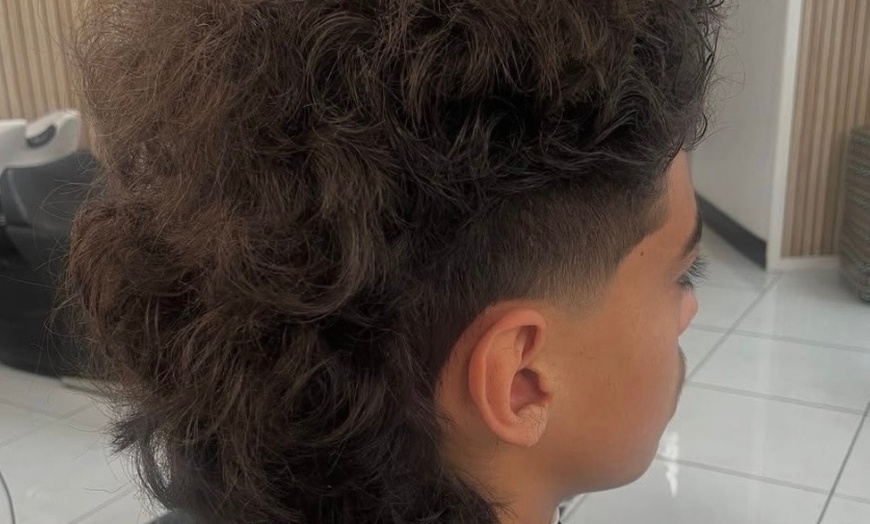 Image 1: Get a Men's Barber Cut for the Perfect Look