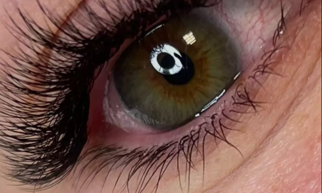 Sesión de extensiones de pestañas con opción a retoque