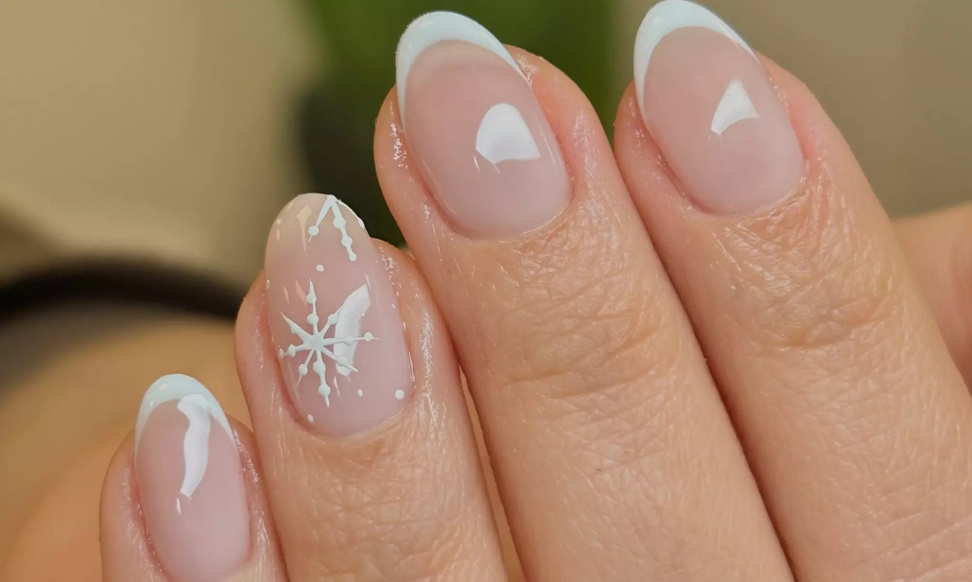 Manicura y/o pedicura con esmaltado tradicional o semipermanente