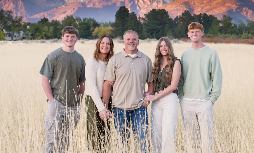 Image 2: Family Portrait Session with 8x10 Retouched Master Print