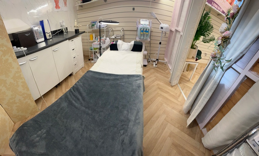 Image 1: 60 Minute Hydrafacial + Deep Hydration Mask & LED Light Therapy & More