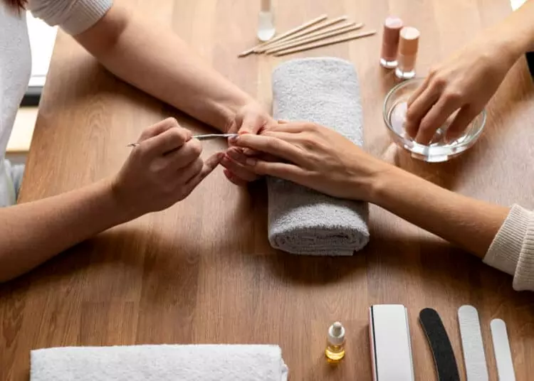 Pose de vernis et beauté des ongles avec Triaesthetic