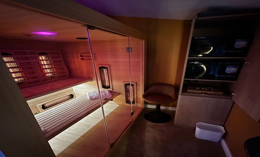 Image 3: 60 Min Aromatherapy or Swedish, or Deep Tissue Massage with a Drink 