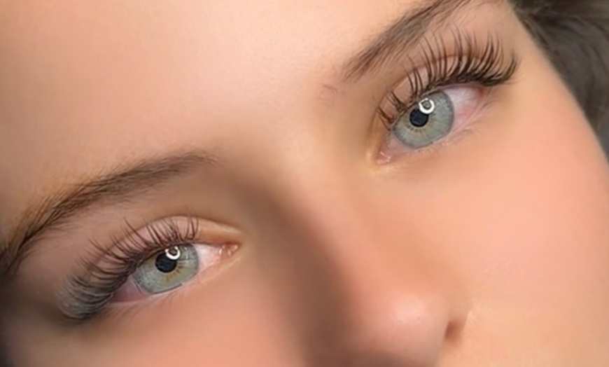 Image 5: Lash Lift + Classic & Volume Sets for the Ultimate Eye Makeover 