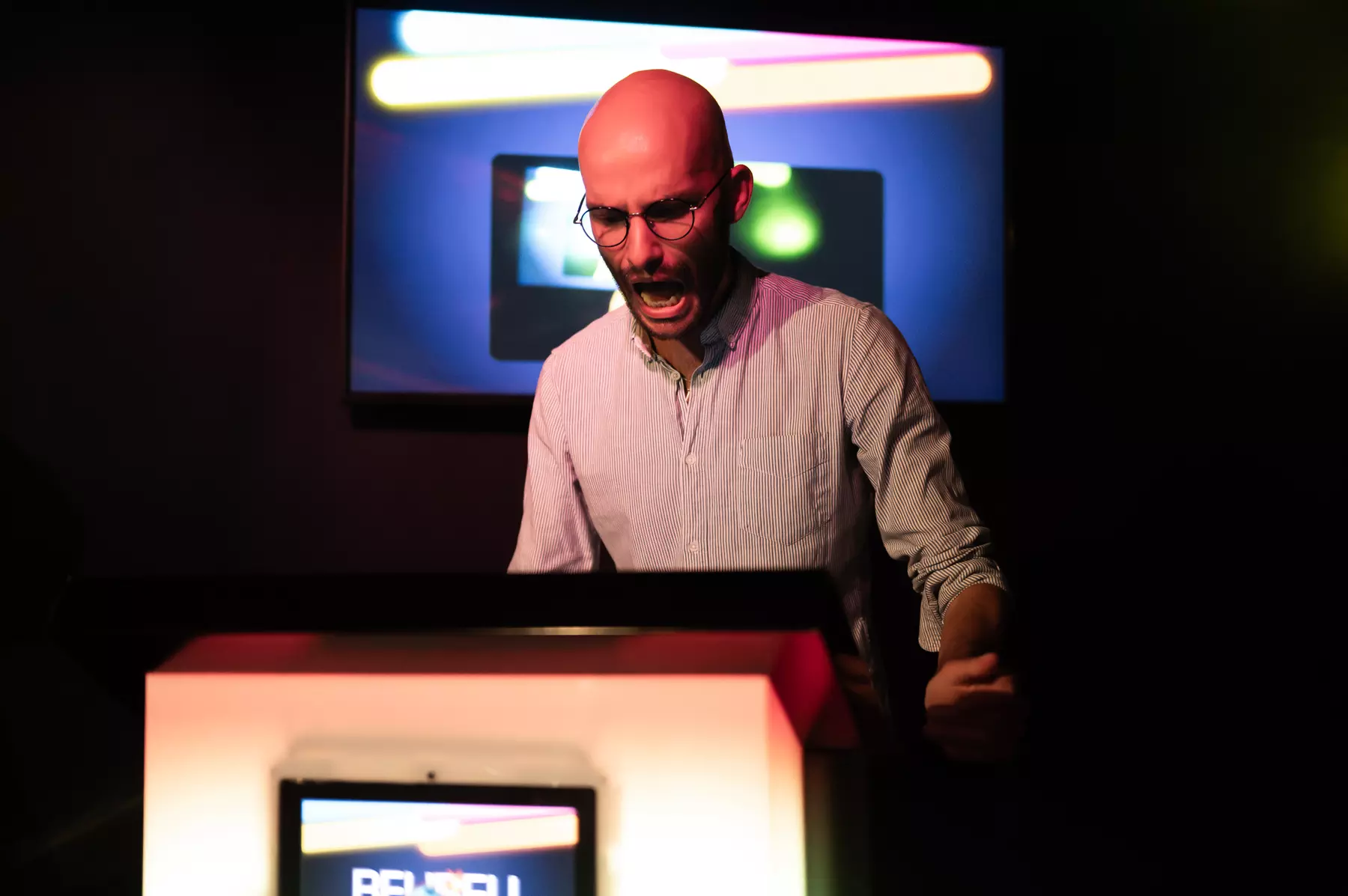Quiz musical immersif : défiez vos proches sur un plateau télé !