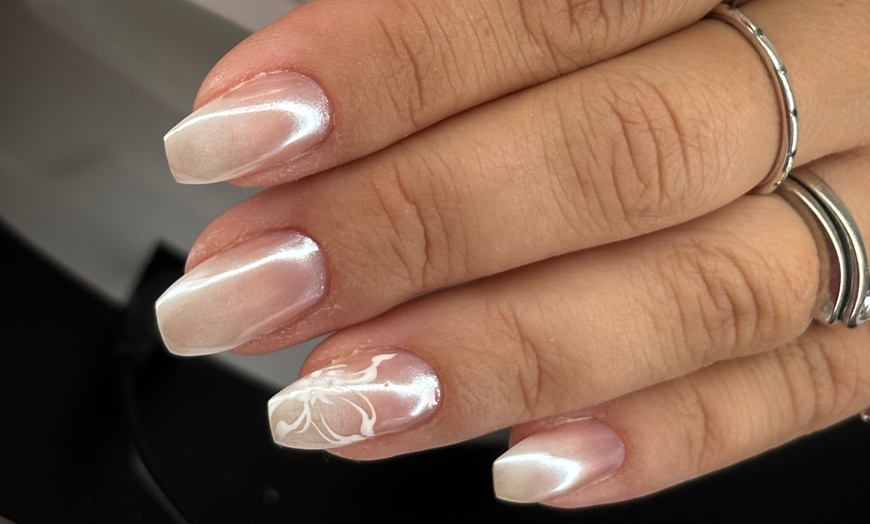Image 3: Pose gel, vernis semi-permanent ou sur ongles naturels chez MStudio
