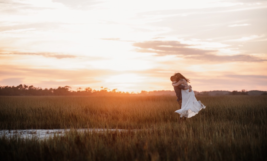 Image 7: 60-Min Outdoor Or Beach Photo Session / 30-Min Outdoor Session
