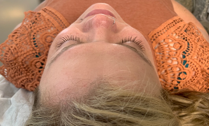 Image 4: Achieve Beautiful Lashes and Enhance Your Look!