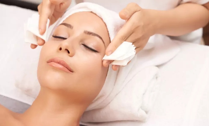 Image 2: Modelage au choix, soin du visage en option