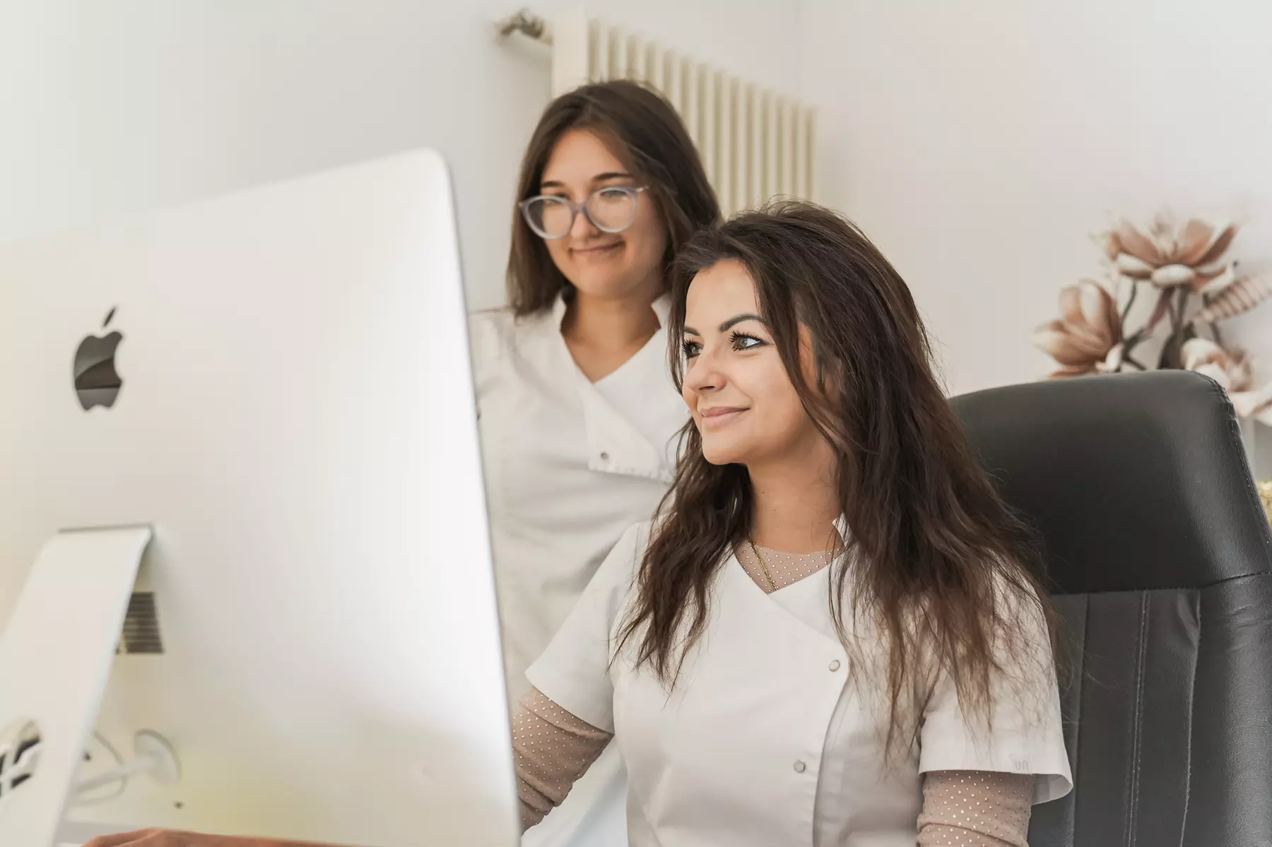 Masaż gorącym olejem kokosowym lub masłem Shea z aromaterapią i więcej