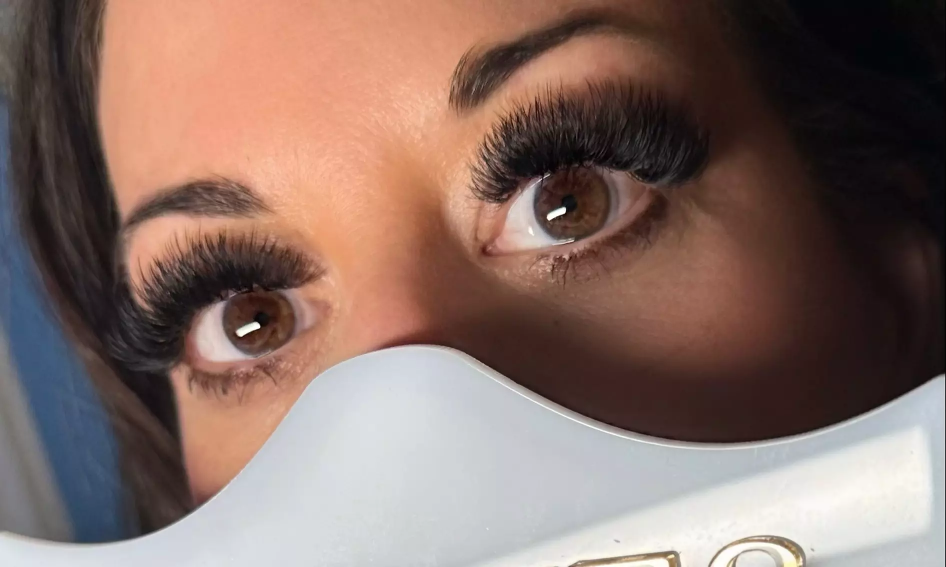 Choose Your Perfect Lash Style: Volume or Hybrid Eyelash Extension Set
