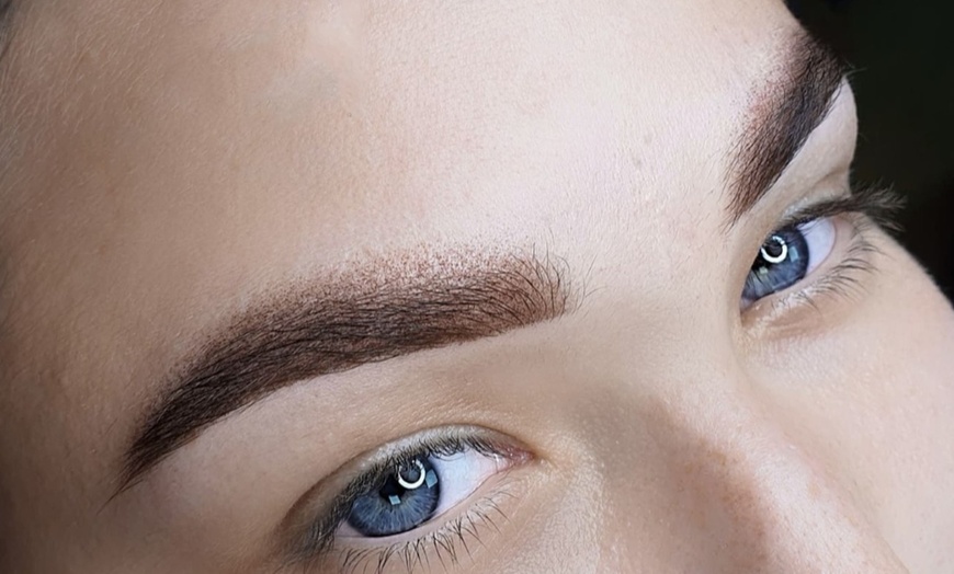 Image 1: Sourcils ombrés ou microshading pour un regard naturel et sublimé