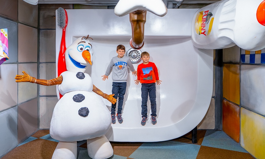 Image 1: ¡Explora lo imposible con una entrada al Museo de las Ilusiones!