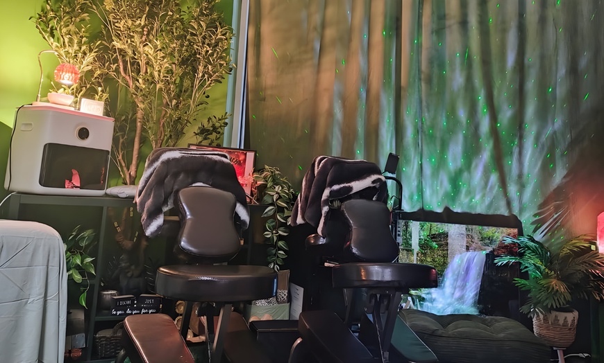Image 2: 30 or 50-Minute Chair Massage of Your Choice