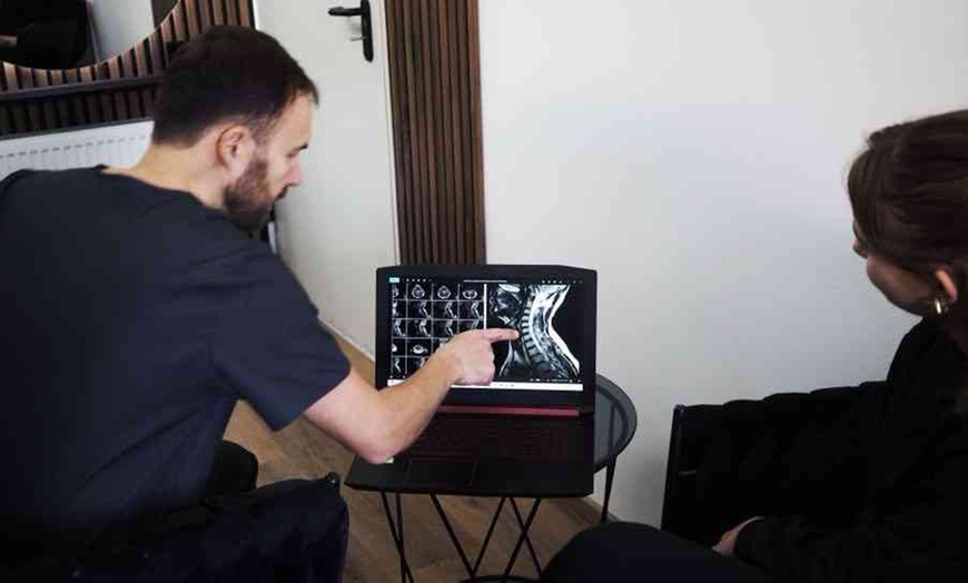 Image 2: Terapia manualna z diagnostyką medyczną i konsultacją – 1 lub 3 sesje