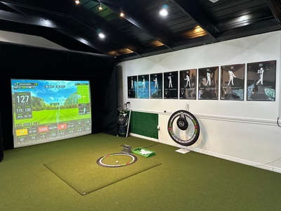1- Hour Golf Simulator Rental w/ Free Golf Swing Analysis for Up to 4 People - The Golf Clock - Tampa, Florida