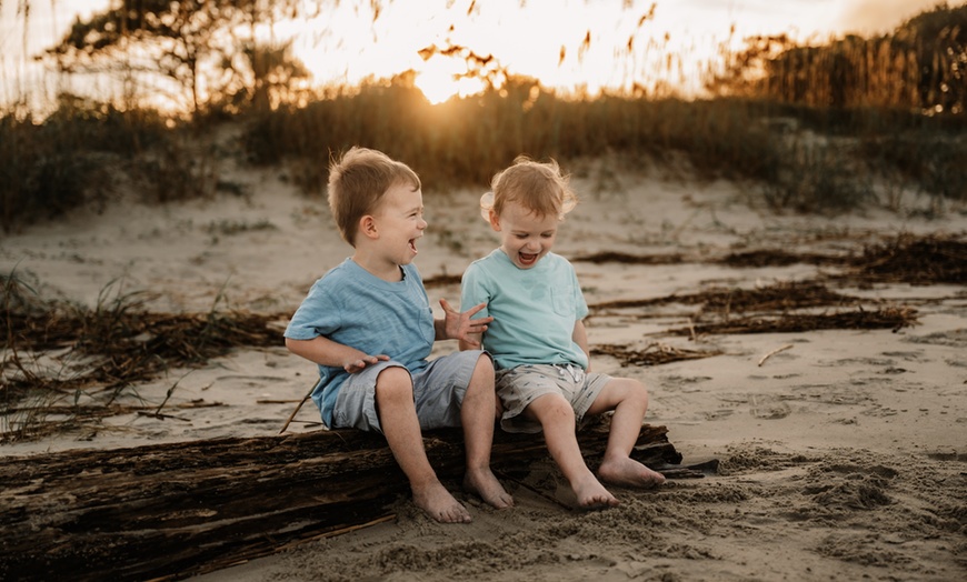 Image 6: 60-Min Outdoor Or Beach Photo Session / 30-Min Outdoor Session
