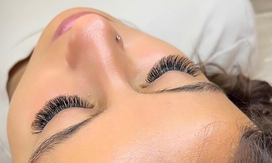 Image 6: Lash Perfection: Classic, Glam, Hybrid, Volume & More Styles 
