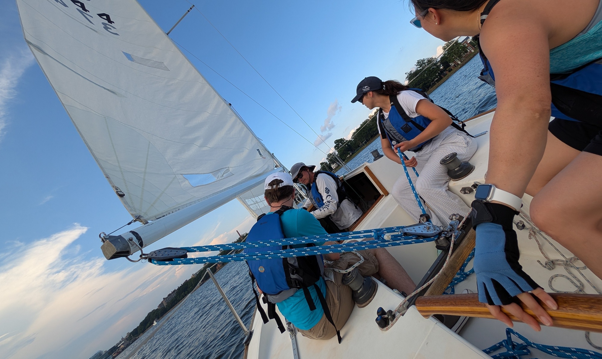 Enjoy a 2.5-hour sailing session with an instructor – 1 or 4 spots