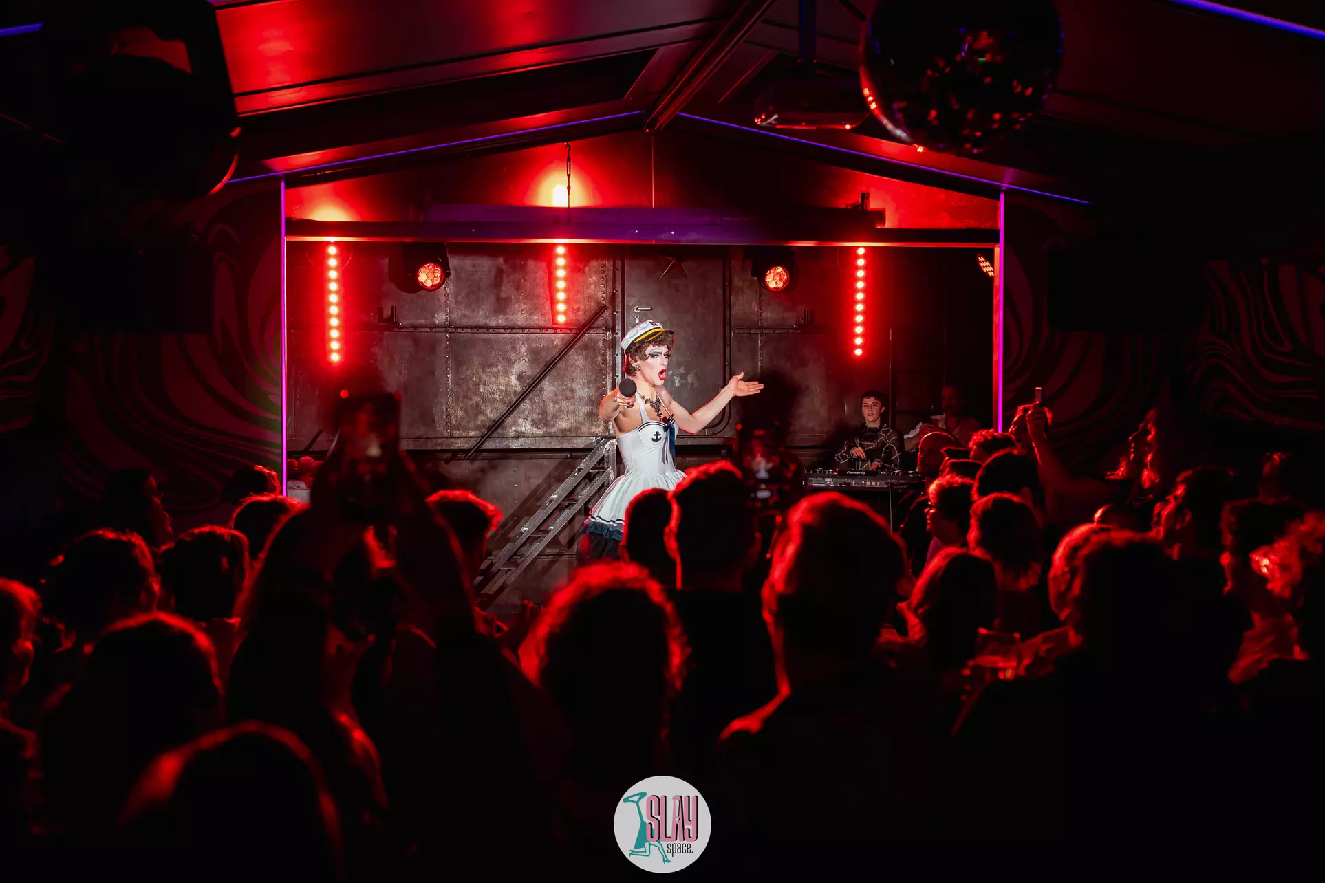 Ciesz się różową pizzą i sernikiem na Różowej Barce na Wiśle