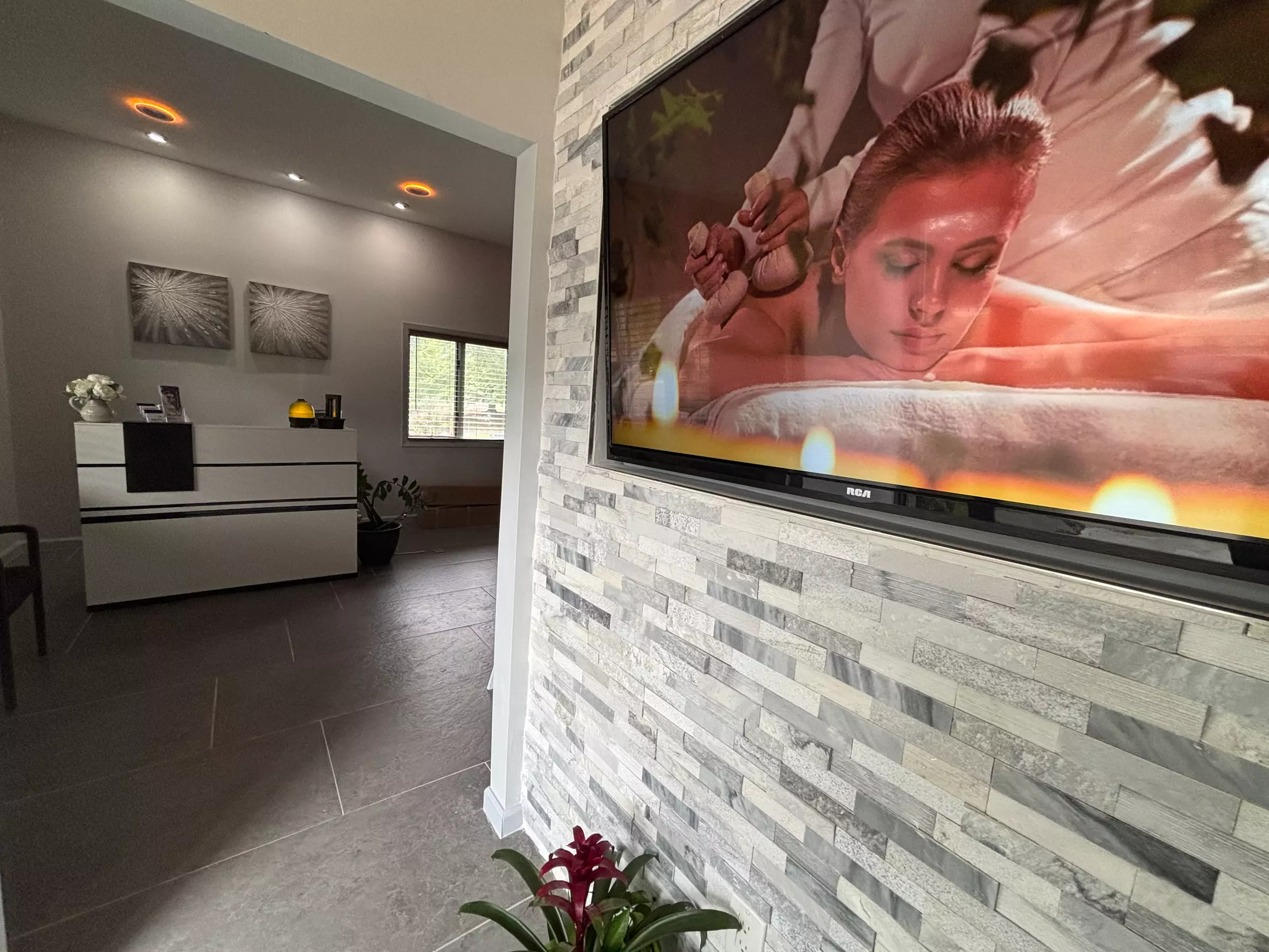 Enjoy a 60 or 90-Min Lymphatic Drainage Massage w/ a Red Light Session