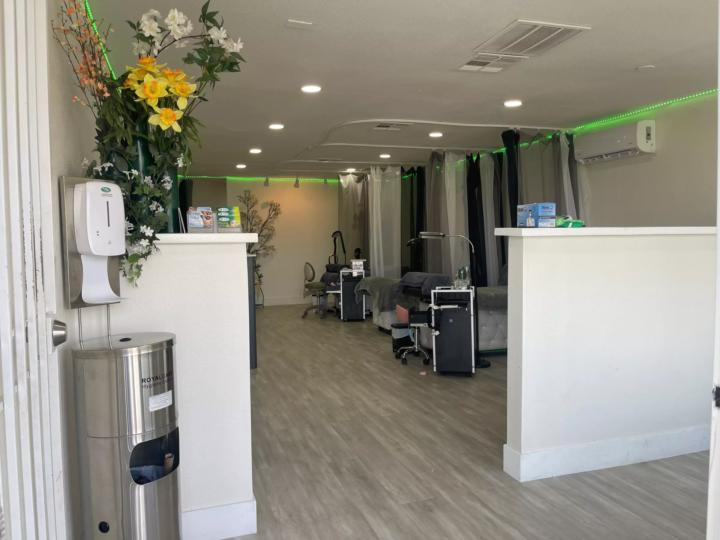 Full Set Classic/Very Natural or Volume/Dramatic Eyelash Extensions