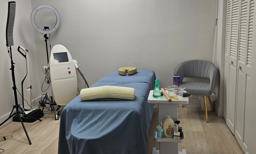 Image 2: Up to 54% Off on Foot Reflexology Massage at Vida coral estética spa