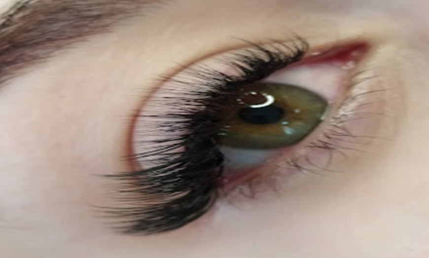 Image 3: Get a Full Set of Classic or Hybrid Eyelash Extensions