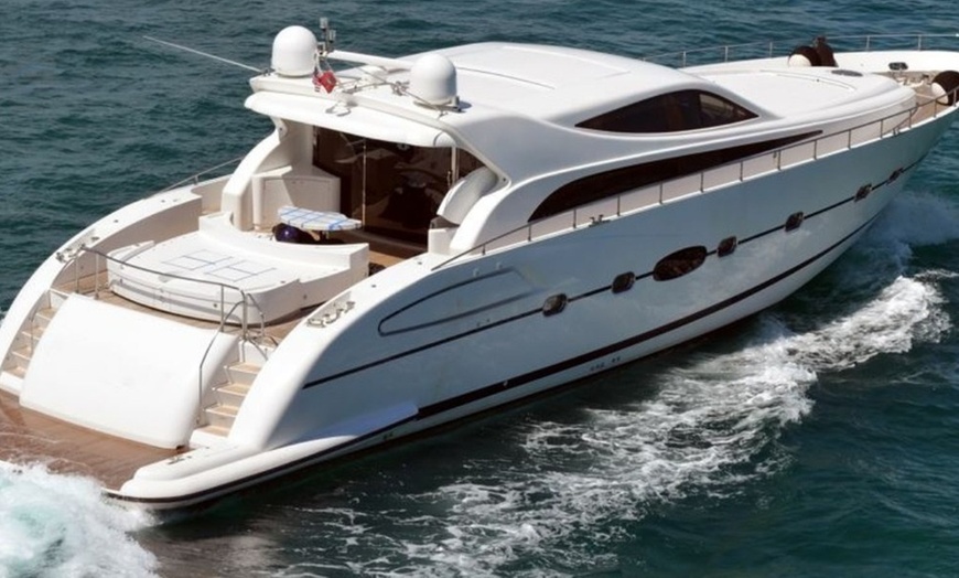 Image 3: Get Four or Six Hours Rental That Includes Ice, Water, Matt & Captain