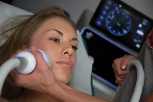 Niechirurgiczny lifting twarzy: Cryo T-Shock na twarz i szyję dla ujędrnienia i odmłodzenia skóry (doc-40%)