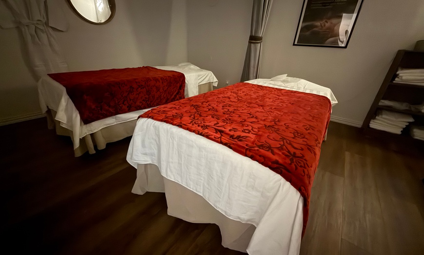 Image 4: 60-Min Foot Reflexology & Body Session w/ Foot Bath & Hot Stones