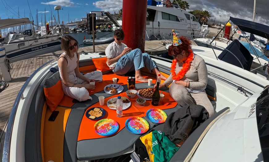 Image 2: Paseo en charter privado de 3 horas para hasta 6 personas con cava 