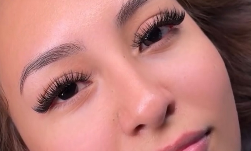 Image 2: Lash Lift + Classic & Volume Sets for the Ultimate Eye Makeover 