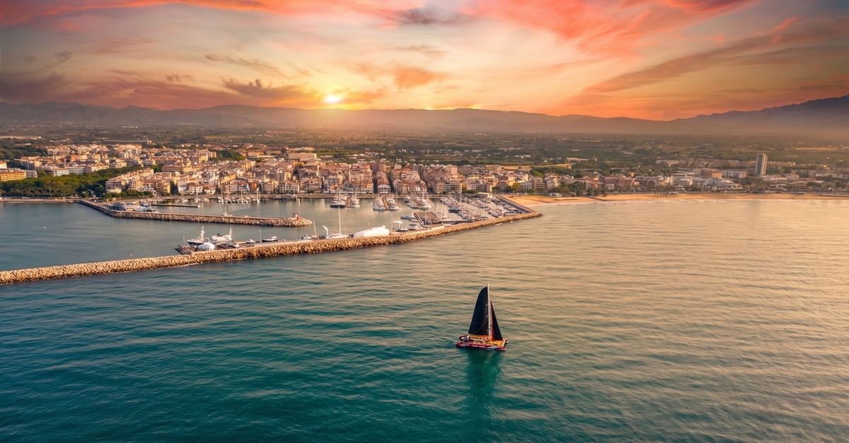 Catamarán al atardecer en la Costa Dorada, Tarragona