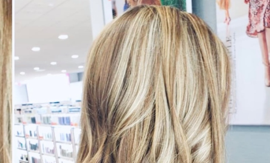 Image 10: Unleash Your Inner Glam with a Stunning Hair Makeover! 