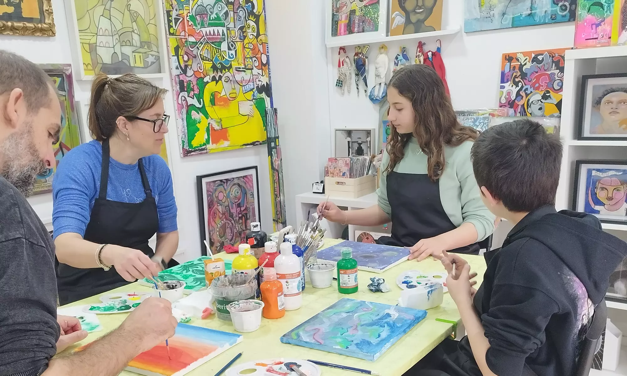 Arte y desayuno con amigos: taller de pintura creativa de 2h con desayuno y materiales incluidos para 1, 2 o 4 personas