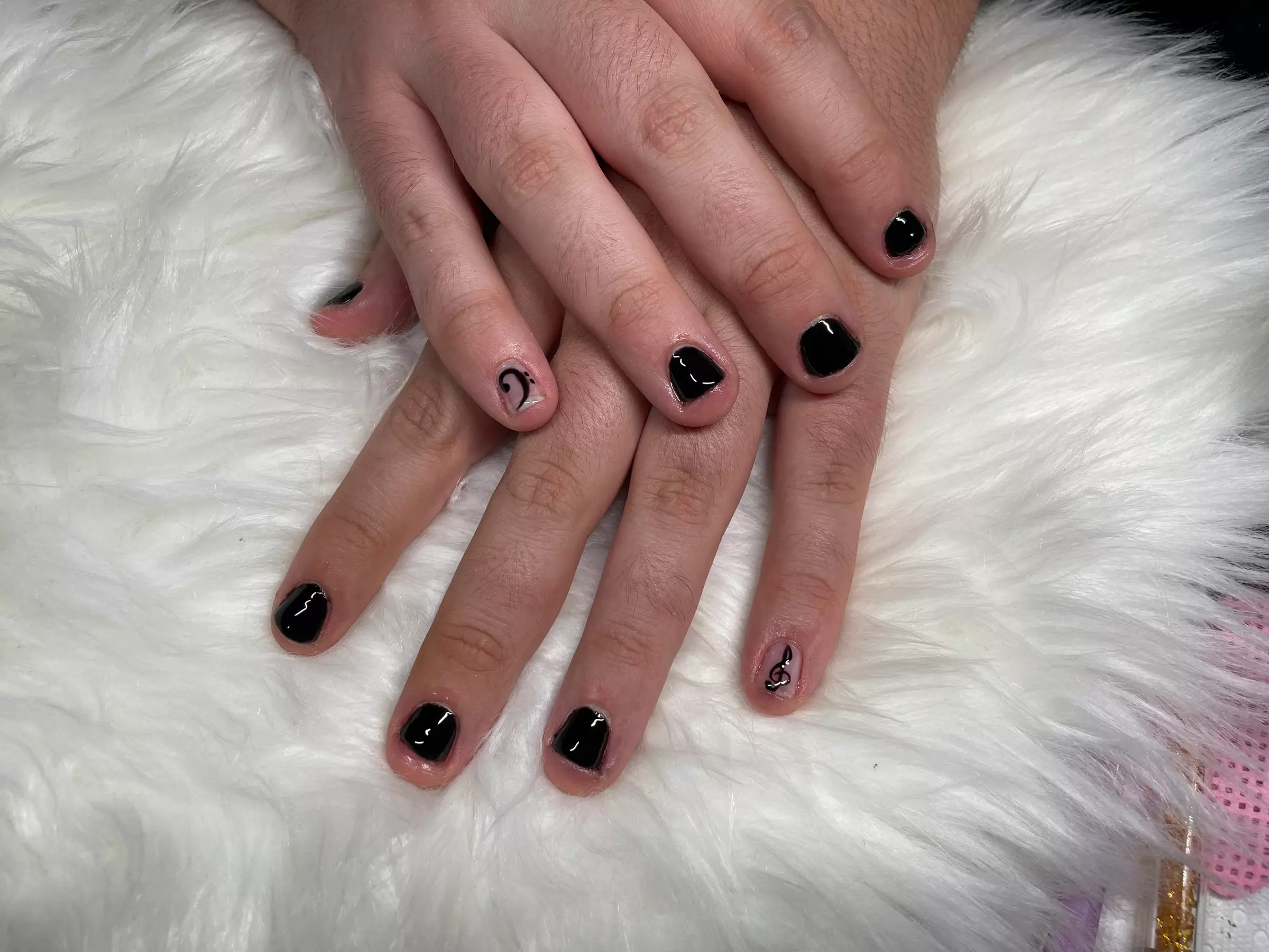 Get a Glossy Finish with Gel Mani Service
