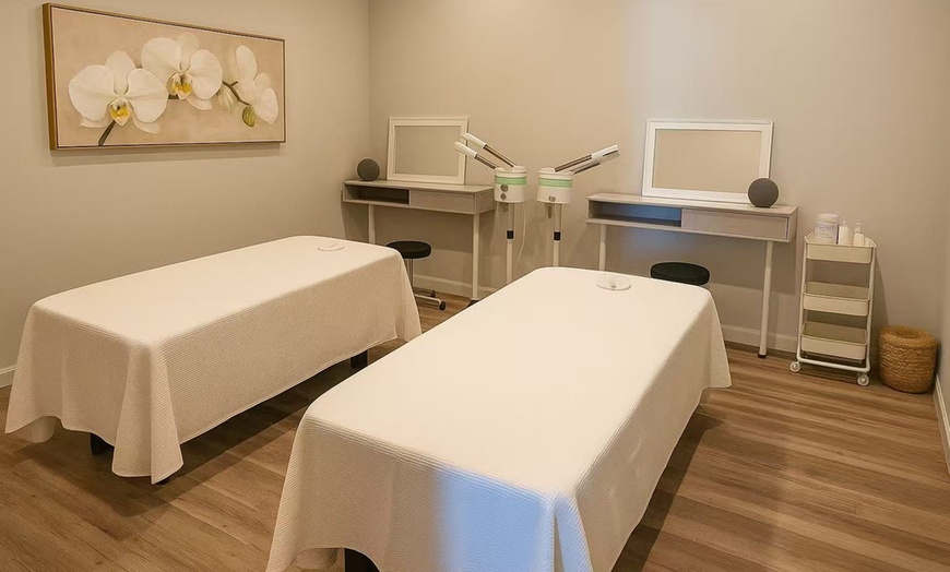 Image 2: 60-Min Full Body or Couples Massage for Ultimate Relaxation