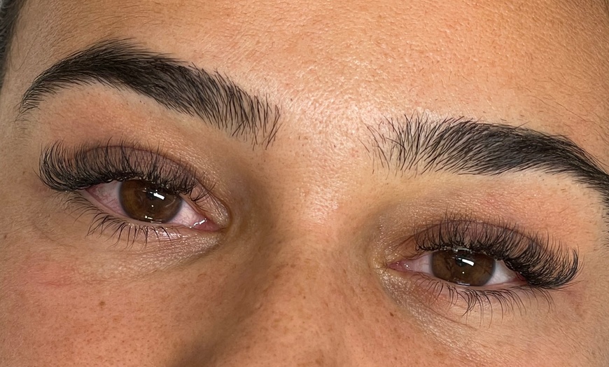 Image 1: Extensions de cils : réveillez la magie de votre regard
