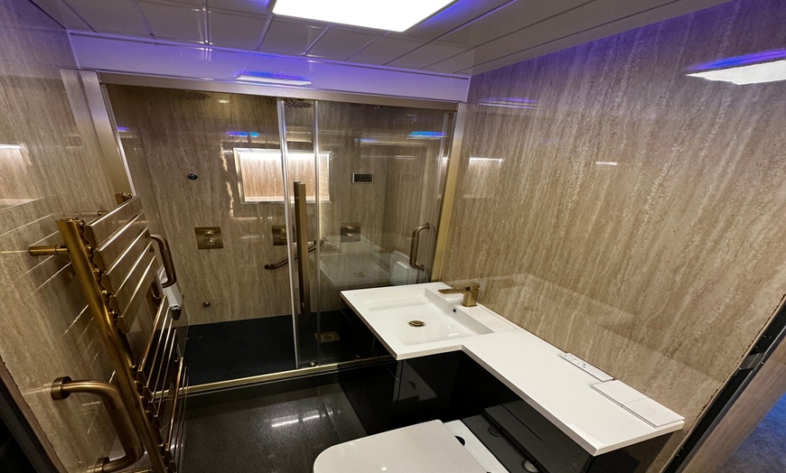 Image 7: 60 Min Aromatherapy or Swedish, or Deep Tissue Massage with a Drink 