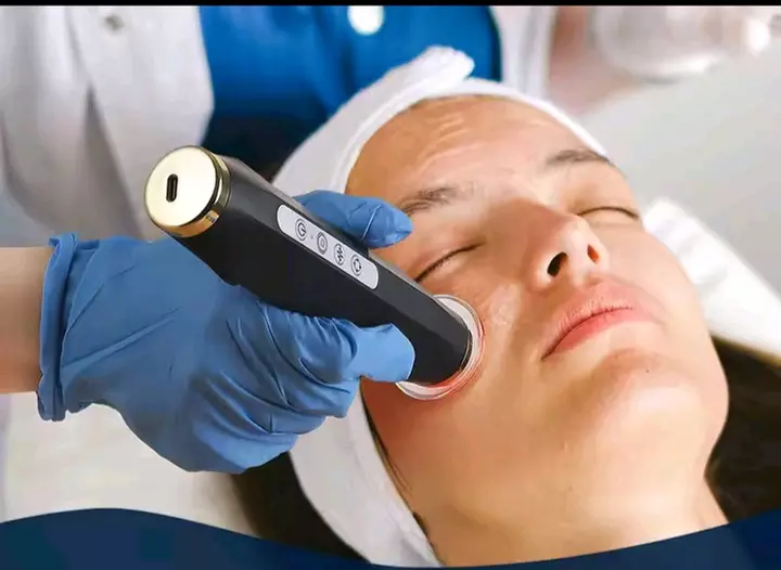 Soin du visage anti-âge OxyGlow d'1h avec Christelle facialiste (33% de remise) - Primary Image